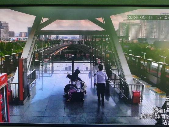 事发昆明地铁！一女子要跳站台，还用头撞柱子！千钧一发之际……