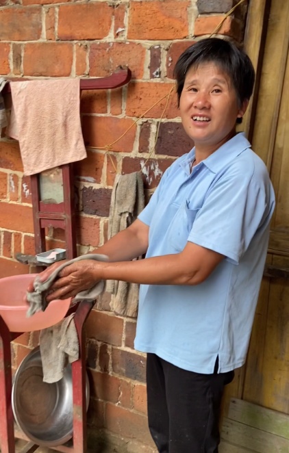 湖南女孩免费为乡村妇女化妆，变妆前后让人泪目：先是自己，才是妈妈