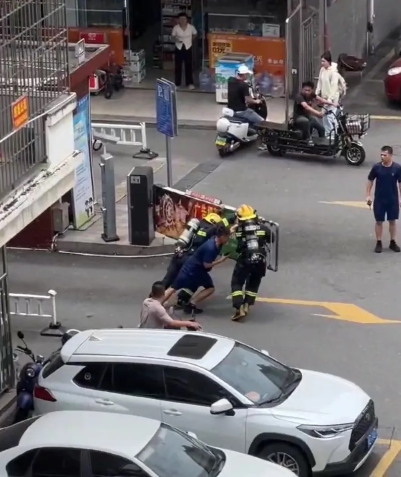 无法识别消防车致救援受阻，小区道闸遭消防员强拆！