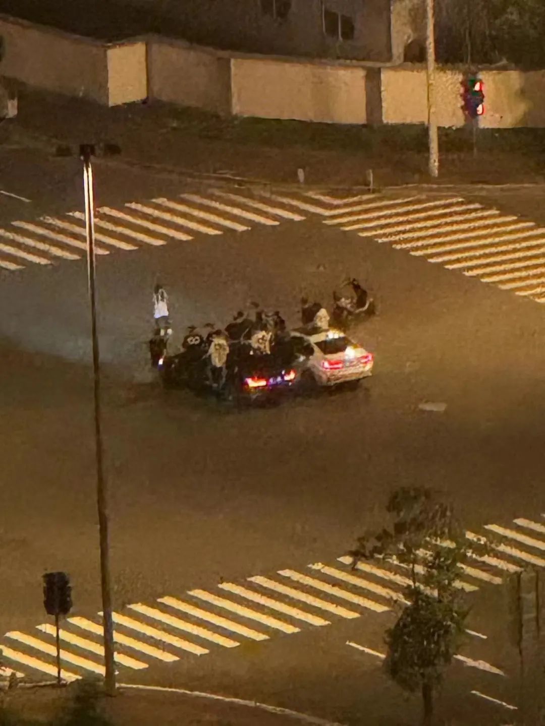 深夜疯狂“漂移”耍酷?长沙交警出手了! 深夜疯狂“漂移”耍酷?长沙交警出手了!