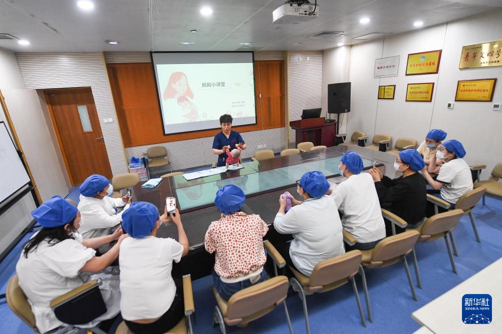 新生儿科里的护士“妈妈”