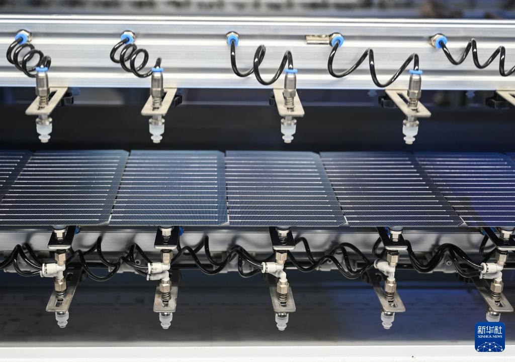 内蒙古包头:光伏风电产业快速发展 内蒙古包头:光伏风电产业快速发展