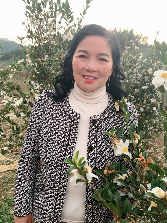 湖南女孩免费为乡村妇女化妆，变妆前后让人泪目：先是自己，才是妈妈