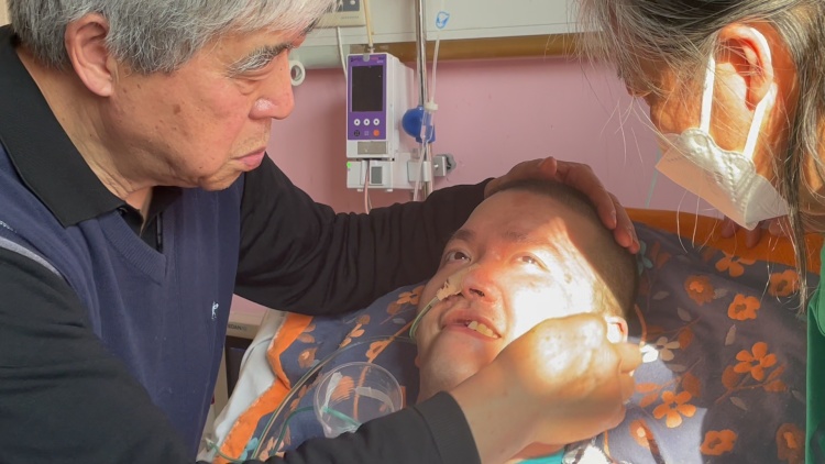 在病床边度过的第五个母亲节，她依然相信…