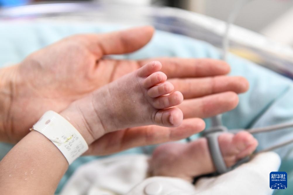 新生儿科里的护士“妈妈”