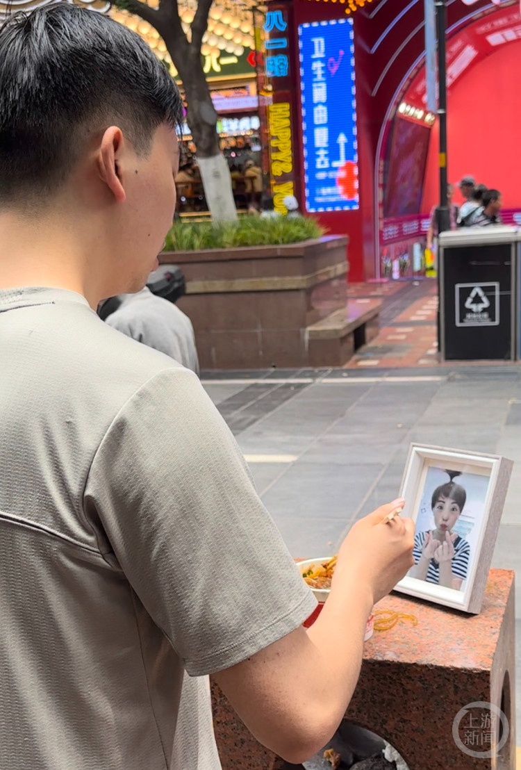 没有妈妈的母亲节，他带着妈妈照片旅行