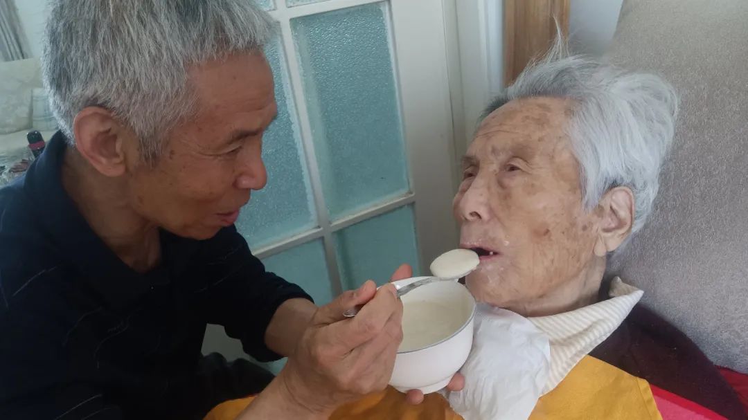 “我好幸福，还能向101岁的妈妈说‘母亲节快乐’”