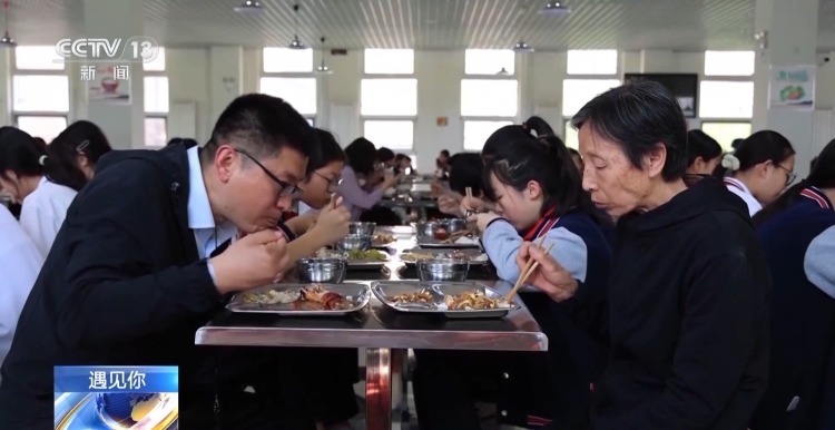 带着“失智母亲”去教书 他用行动为孩子们上“爱的教育课” 带着“失智母亲”去教书 他用行动为孩子们上“爱的教育课”