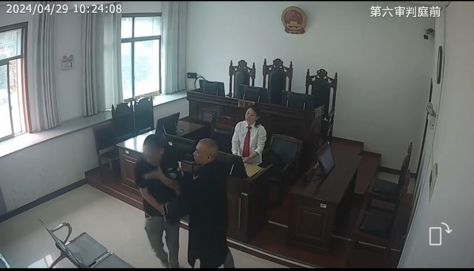 男子不想还钱当庭撕毁证据塞嘴里？邵阳县法院：拘留15天罚1万