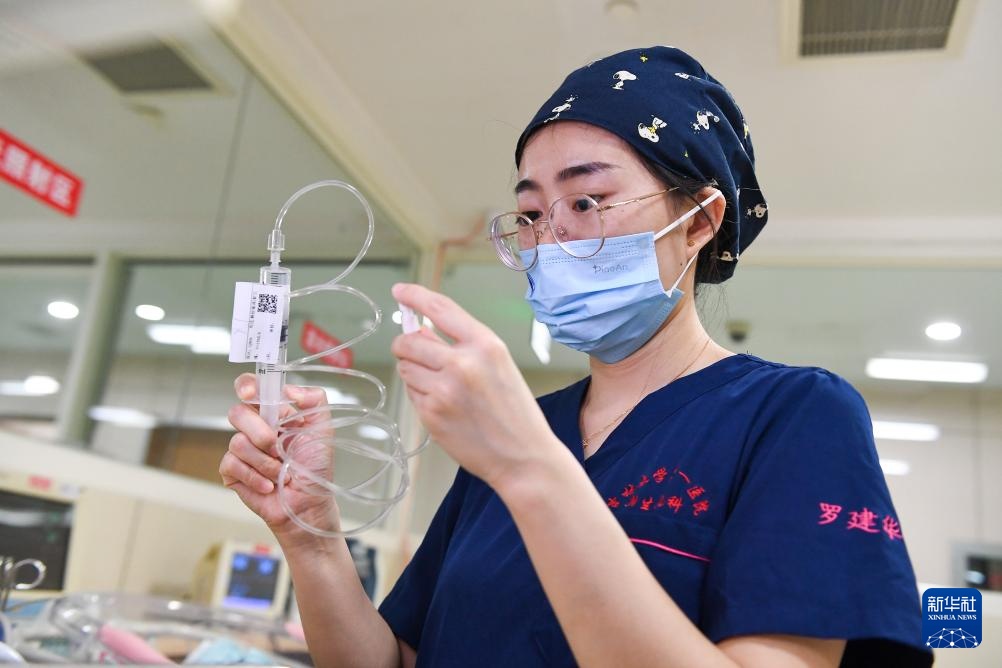 新生儿科里的护士“妈妈”