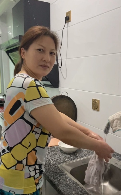 湖南女孩免费为乡村妇女化妆，变妆前后让人泪目：先是自己，才是妈妈