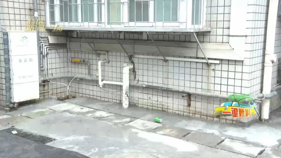 厦门一市民家中被粪水淹了,家具墙面被泡坏,原因竟是→ 厦门一市民家中被粪水淹了,家具墙面被泡坏,原因竟是→