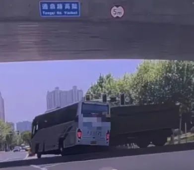 “我脱下衣服，给躺在路边的女孩盖上”……大巴事故中一小学生遇难，现场救援者亲述