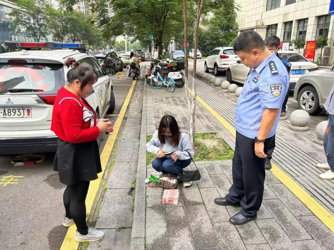 10万元现金掉在长沙的士上!不到一小时…… 10万元现金掉在长沙的士上!不到一小时……