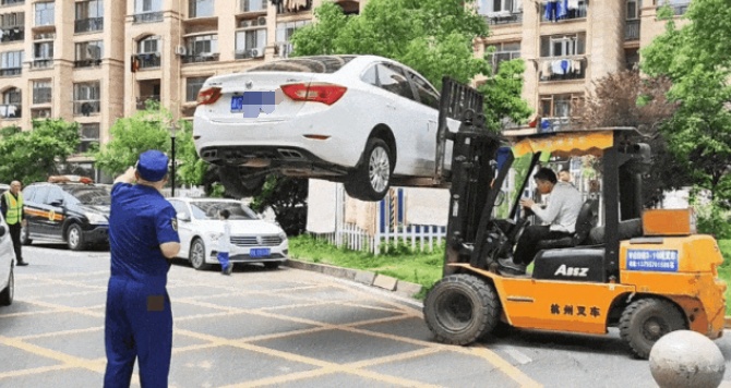 “生命”通道不是停车场！这辆白车，你违法了