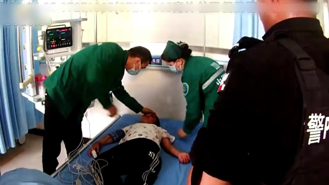 新疆乌什街头男孩晕倒 民警火速送医抢救