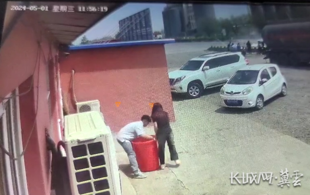 汽车车祸起火,2人被困!河北这名大学生冲了上去…… 汽车车祸起火,2人被困!河北这名大学生冲了上去……