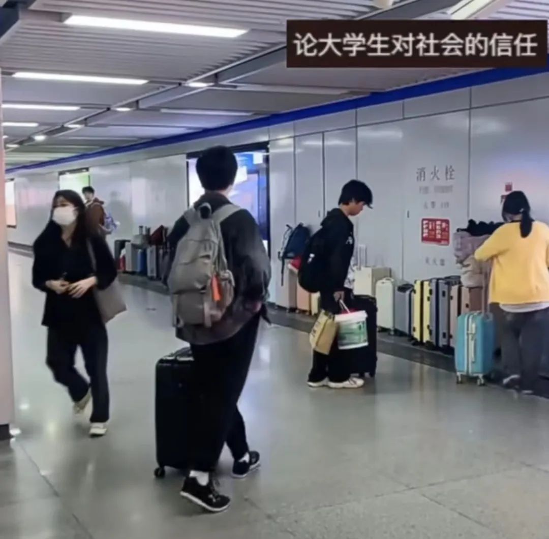 合肥一地铁口，这一幕全网热议！