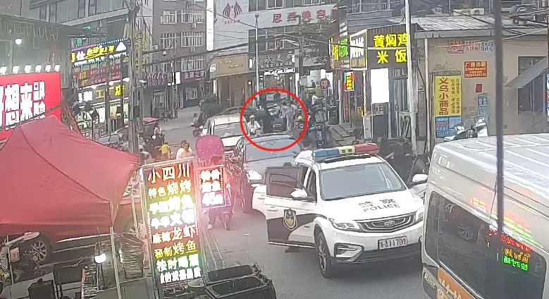 只是擦身而过！海宁警员一眼认出了她！