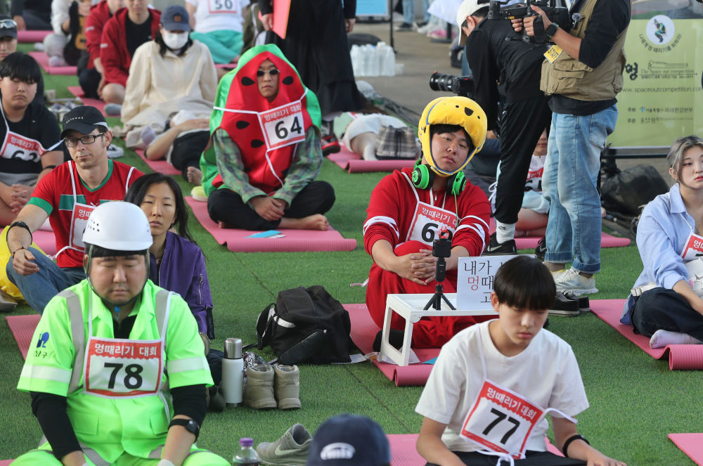 韩国首尔举行“汉江发呆大赛”