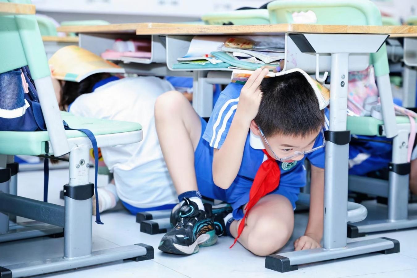 深圳坪山区：抗震救灾演练进校园