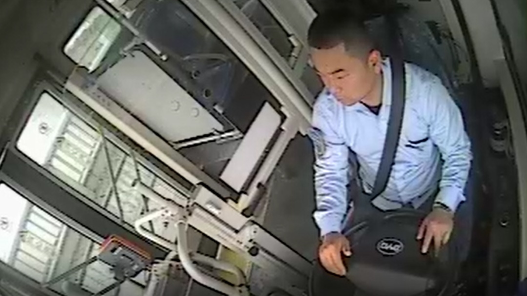 事发长沙橘子洲大桥,公交司机突然靠边停车! 事发长沙橘子洲大桥,公交司机突然靠边停车!