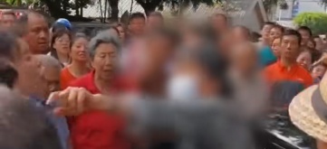 路人“摸”车被索赔1万元，女车主口出惊人言论？当地警方通报