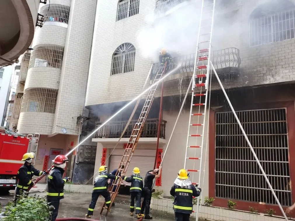 “生命”通道不是停车场！这辆白车，你违法了