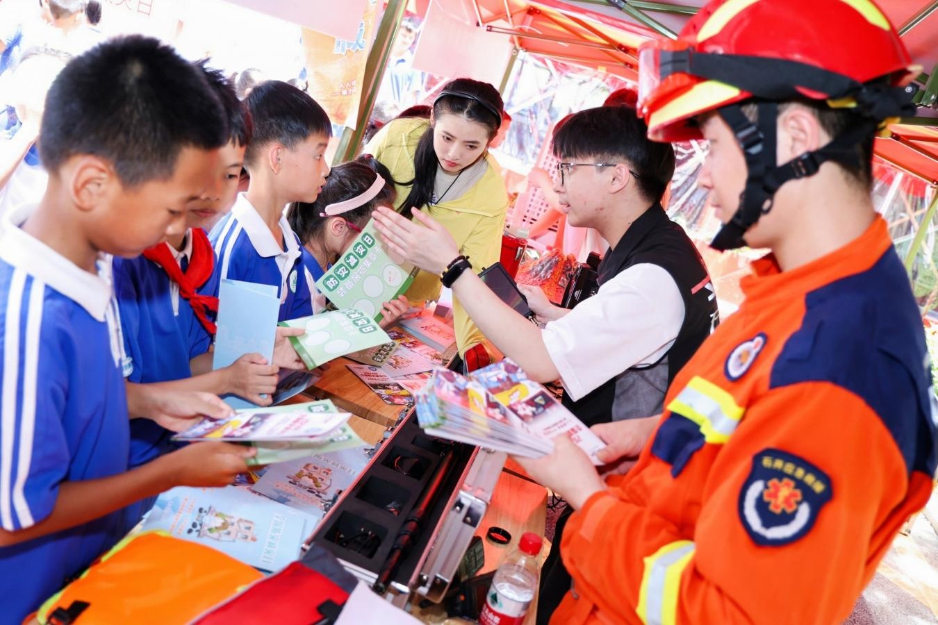 深圳坪山区：抗震救灾演练进校园