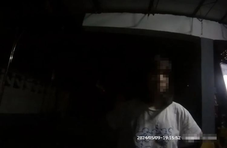 女子深陷“刷单”诈骗执迷不悟,民警怒吼:“你冷静一点!” 女子深陷“刷单”诈骗执迷不悟,民警怒吼:“你冷静一点!”