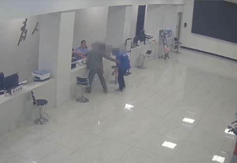 事小情深!不善言辞的八旬老人,欲跪谢民警被扶起... 事小情深!不善言辞的八旬老人,欲跪谢民警被扶起...