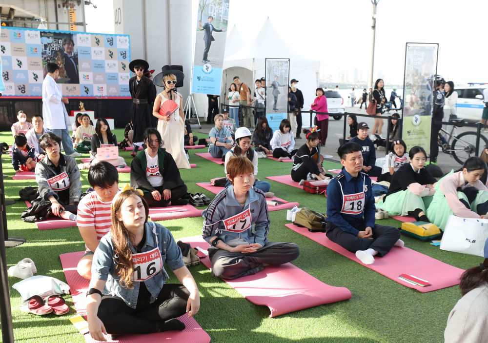 韩国首尔举行“汉江发呆大赛”