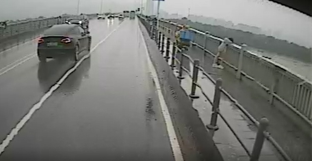 事发长沙橘子洲大桥,公交司机突然靠边停车! 事发长沙橘子洲大桥,公交司机突然靠边停车!
