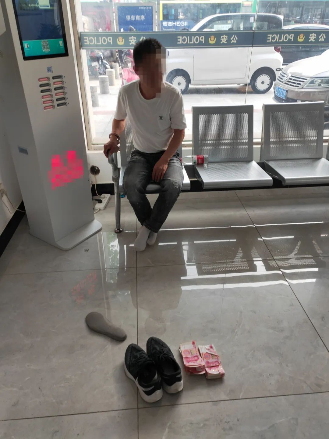 事小情深!不善言辞的八旬老人,欲跪谢民警被扶起... 事小情深!不善言辞的八旬老人,欲跪谢民警被扶起...