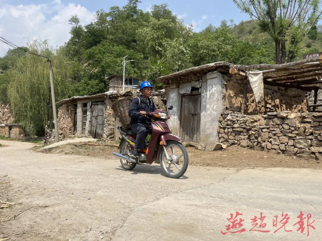 摩托+背篓，太行山上免费“跑腿”35年