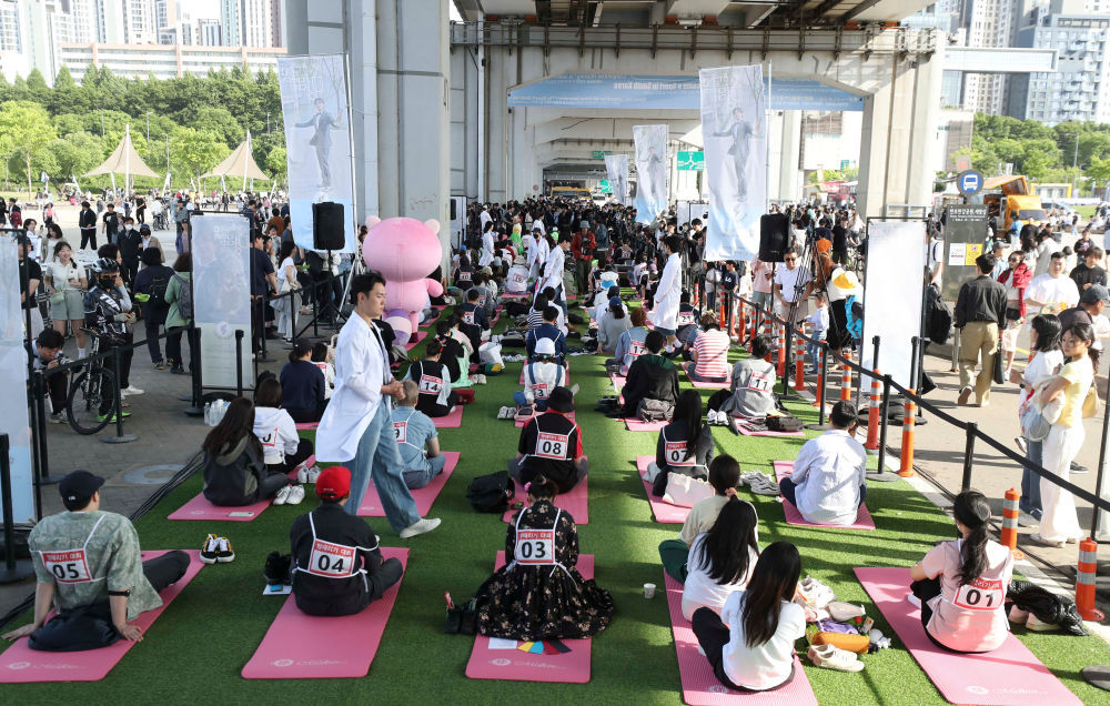 韩国首尔举行“汉江发呆大赛”