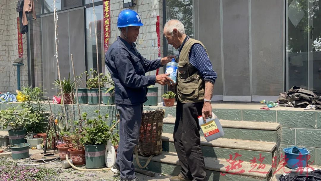 摩托+背篓，太行山上免费“跑腿”35年