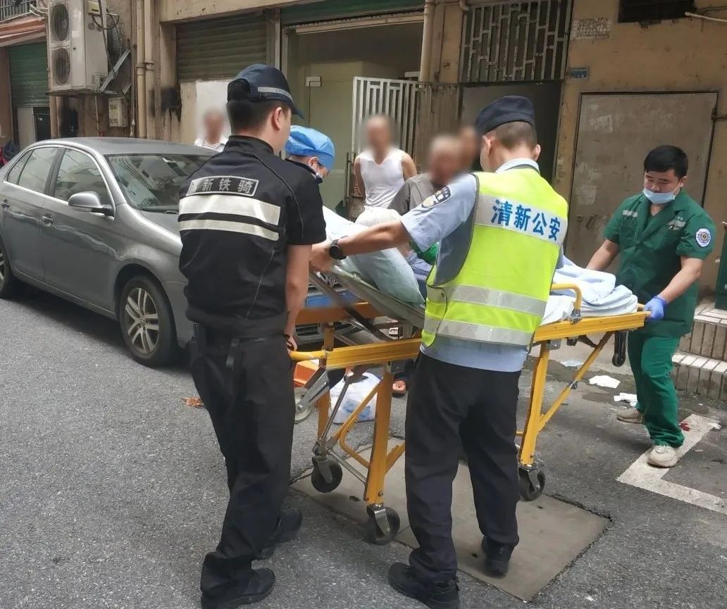 这个“公主抱”,帅呆了! 这个“公主抱”,帅呆了!