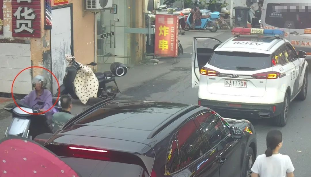 只是擦身而过！海宁警员一眼认出了她！