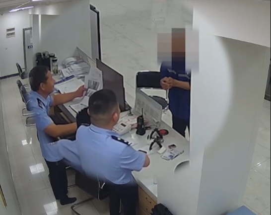 事小情深!不善言辞的八旬老人,欲跪谢民警被扶起... 事小情深!不善言辞的八旬老人,欲跪谢民警被扶起...