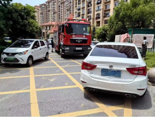 “生命”通道不是停车场！这辆白车，你违法了