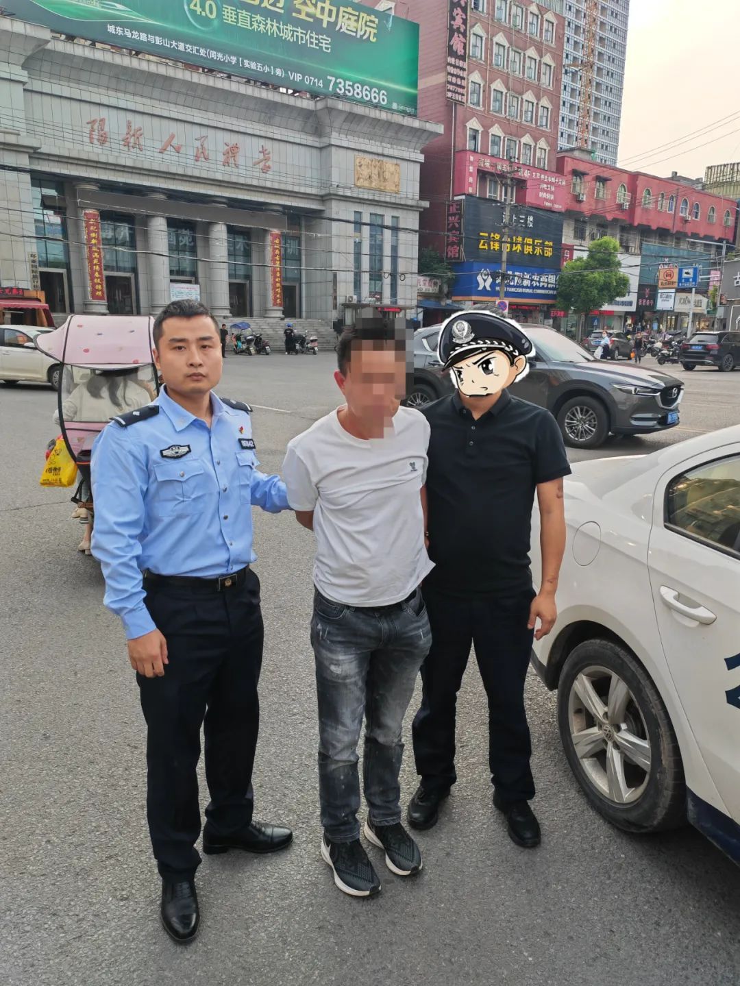 事小情深!不善言辞的八旬老人,欲跪谢民警被扶起... 事小情深!不善言辞的八旬老人,欲跪谢民警被扶起...