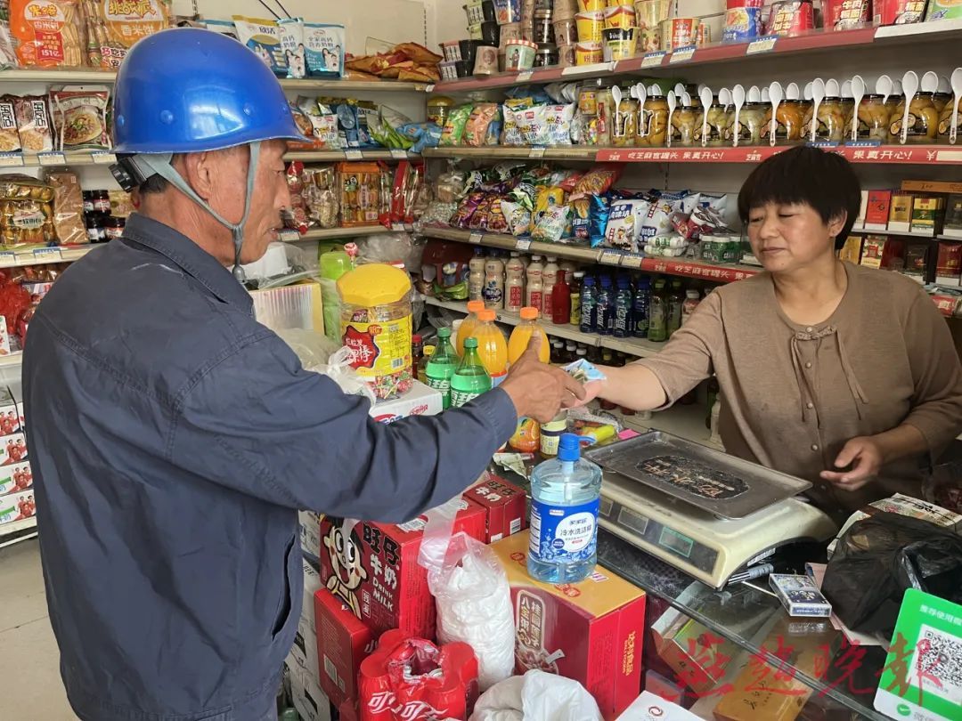 摩托+背篓，太行山上免费“跑腿”35年