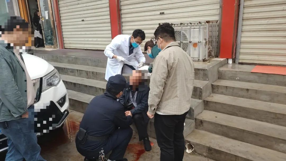 莫贪杯!老人醉酒摔倒路边，民警及时送医