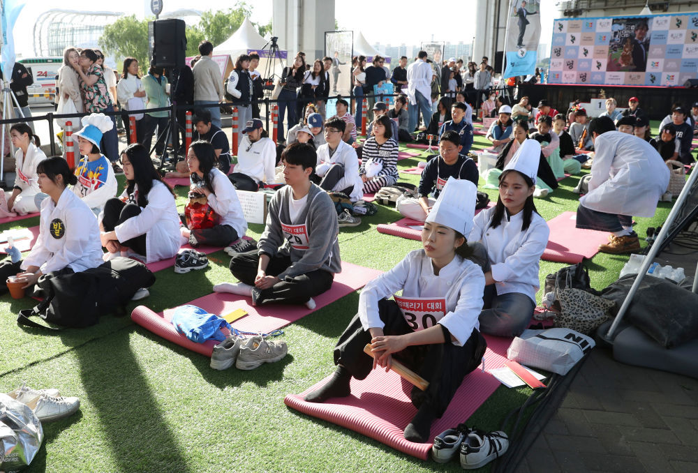 韩国首尔举行“汉江发呆大赛”