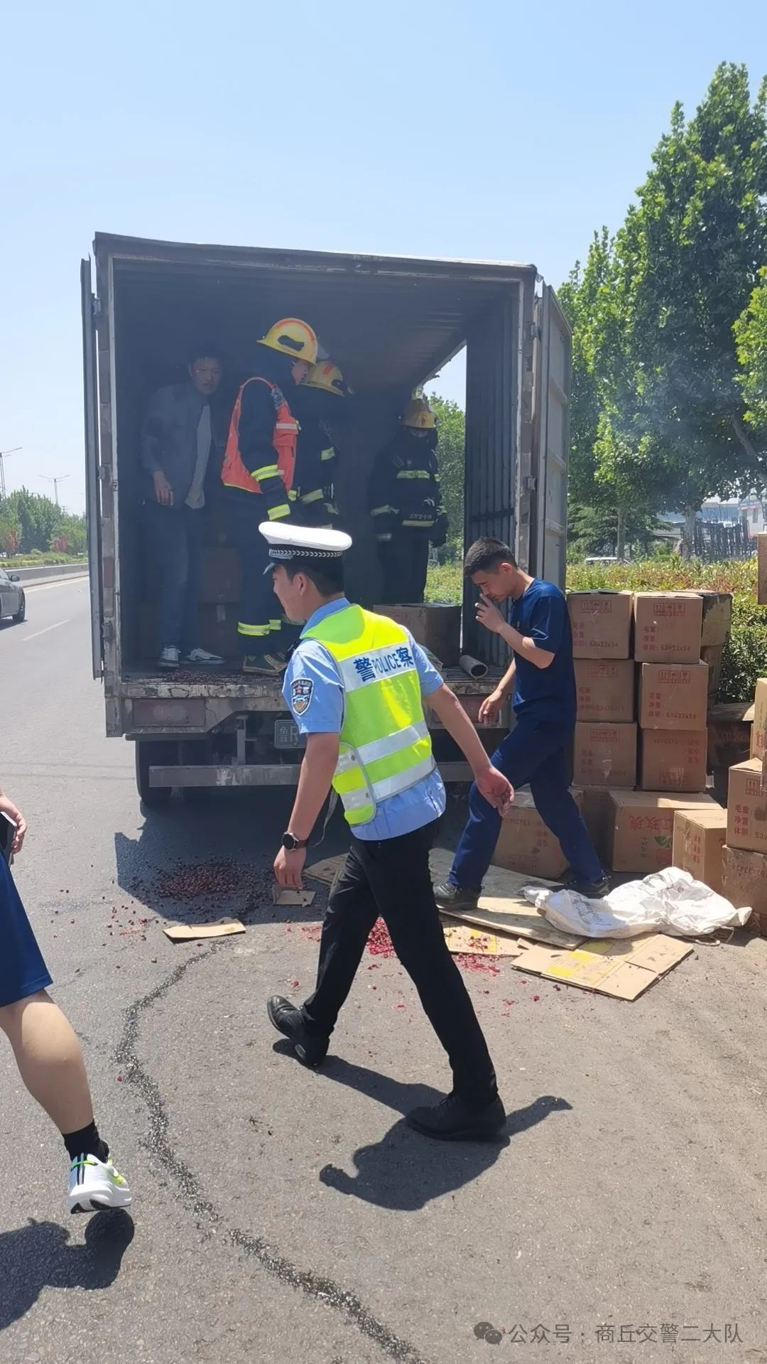 货车行驶中突然起火 交警及时处置