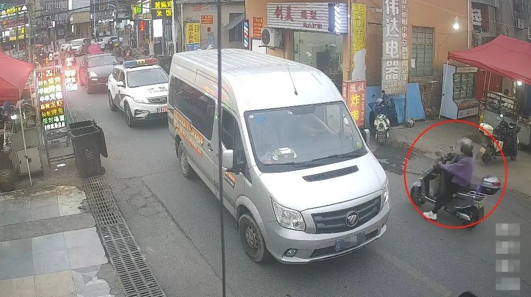 只是擦身而过！海宁警员一眼认出了她！