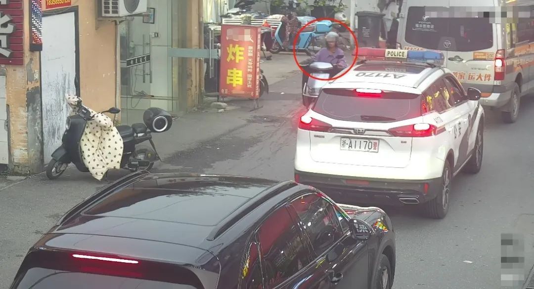 只是擦身而过！海宁警员一眼认出了她！