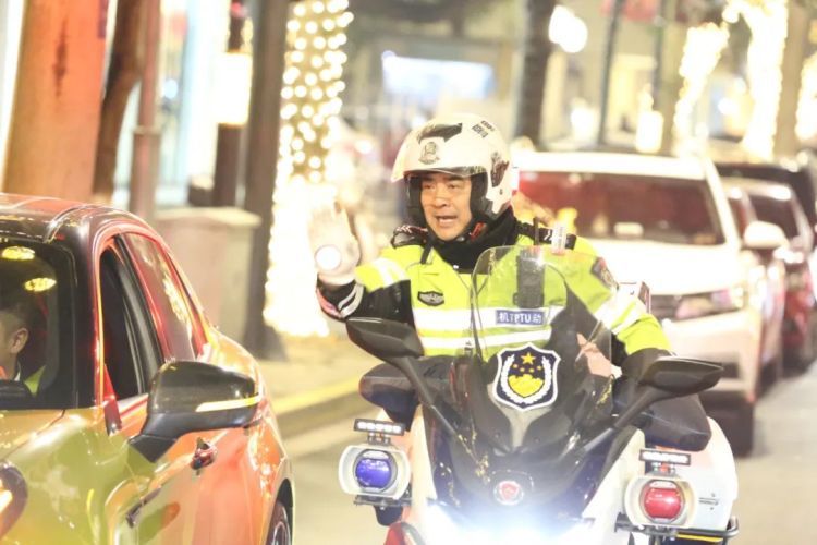 杭州一河边发生惊险一幕，“有人在水里挣扎！”