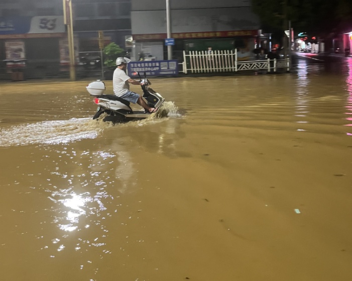 1小时“倒水”100.7毫米！广西一地雨量打破纪录，桂东需警惕洪涝灾害